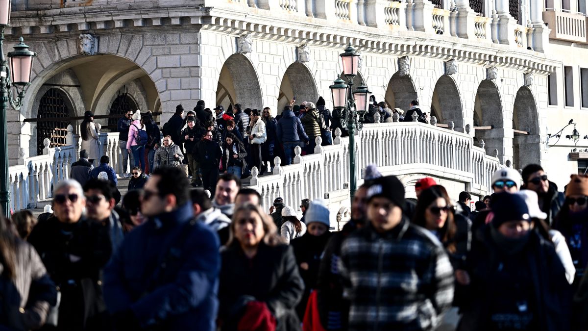 Túl sok turista látogat Velencébe, új adót vezetnek be