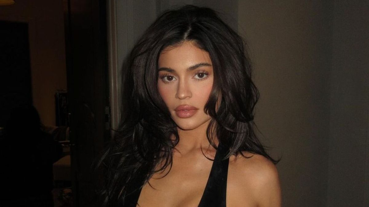 Mindjárt kiesnek a bikinifelsőből Kylie Jenner óriási mellei - fotók