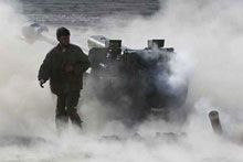 Az Északi-Szövetség egyik katonája ágyúlövést ad le Dasztikala közelében. Fotó: Reuters