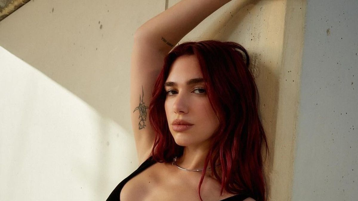 Falatnyi, tanga bodyban mutogatja magát Dua Lipa - kép
