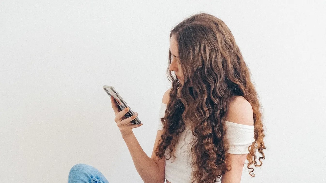 mobilozás tini tinédzser lány böngészés chatelés fotózás