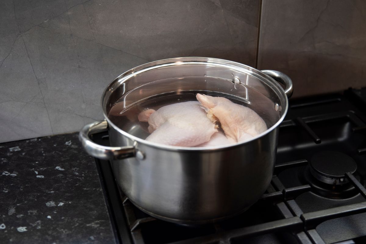 Csirke hús feldolgozás, hús mosása, előkészítése főzéshez, csirkehúsfeldolgozás