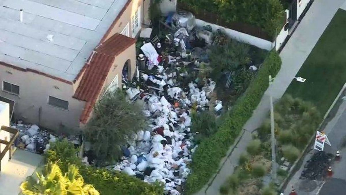 Mindent elborít a szemét egy Los Angeles-i luxusház körül, a szomszédok fellázadtak