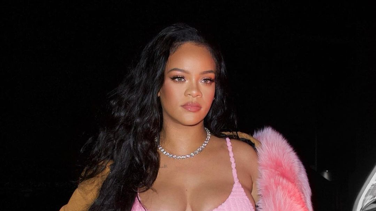 Az ágyon fekve, egy szál melltartóban mutogatja hatalmas melleit Rihanna - képek