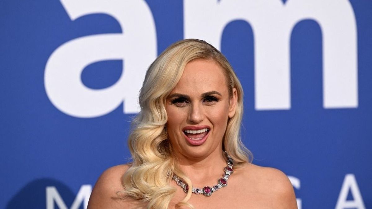 Rebel Wilson szerint drogos orgiákat rendezett a brit királyi család tagja