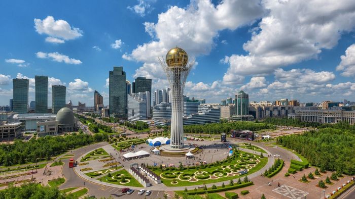  A különleges formájú, 105 méter magas, kilátóként is működő emlékmű a kazah fővárosban