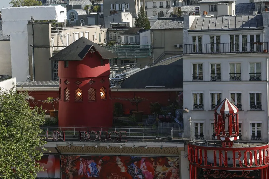 Megrongálódott a Moulin Rouge mulató Párizsban, MoulinRouge, Párizs, 2024.04.25.