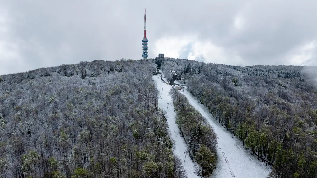Továbbra is tart a rossz idő az országban, több centi hó esett - videó