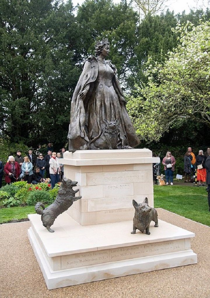 II. Erzsébet brit királynő, IIErzsébetbritkirálynő, Erzsébetszobor, szobor, corgi, Oakham, Rutland, OakhamRutland