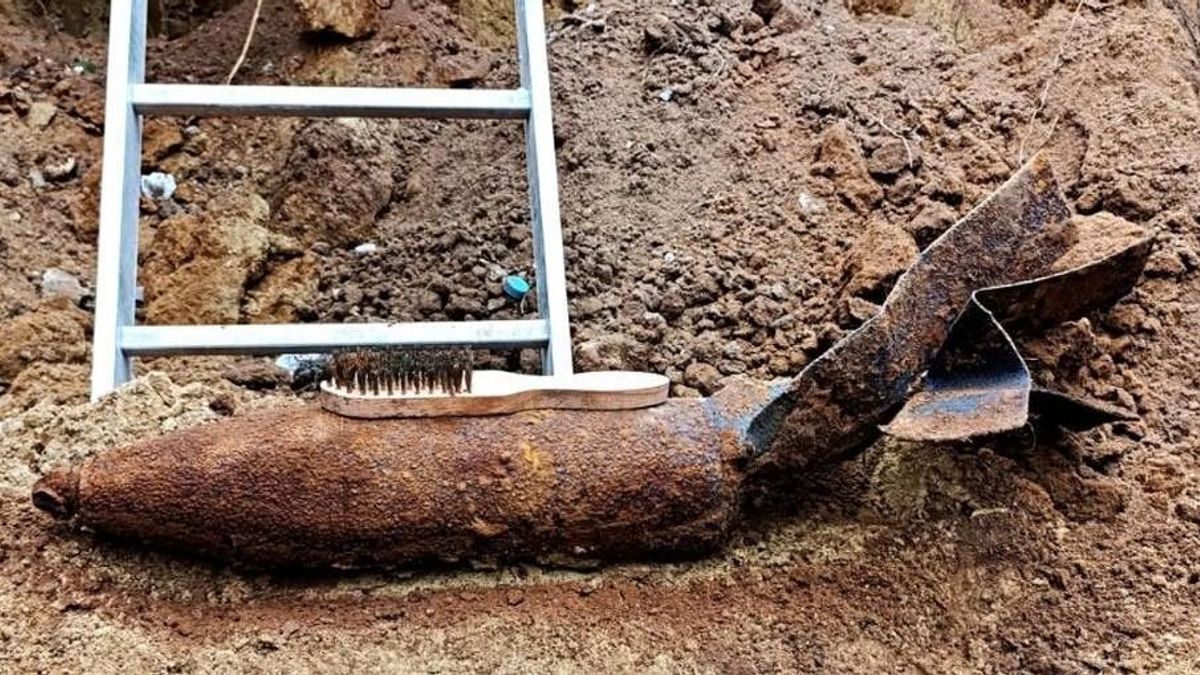 Bombák miatt kellett, hogy elhagyja a házát több család Gödöllőn