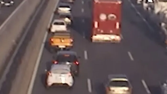 Megtorpant a belső sáv az M0-son, több autó azonnal egymásba rohant - videó