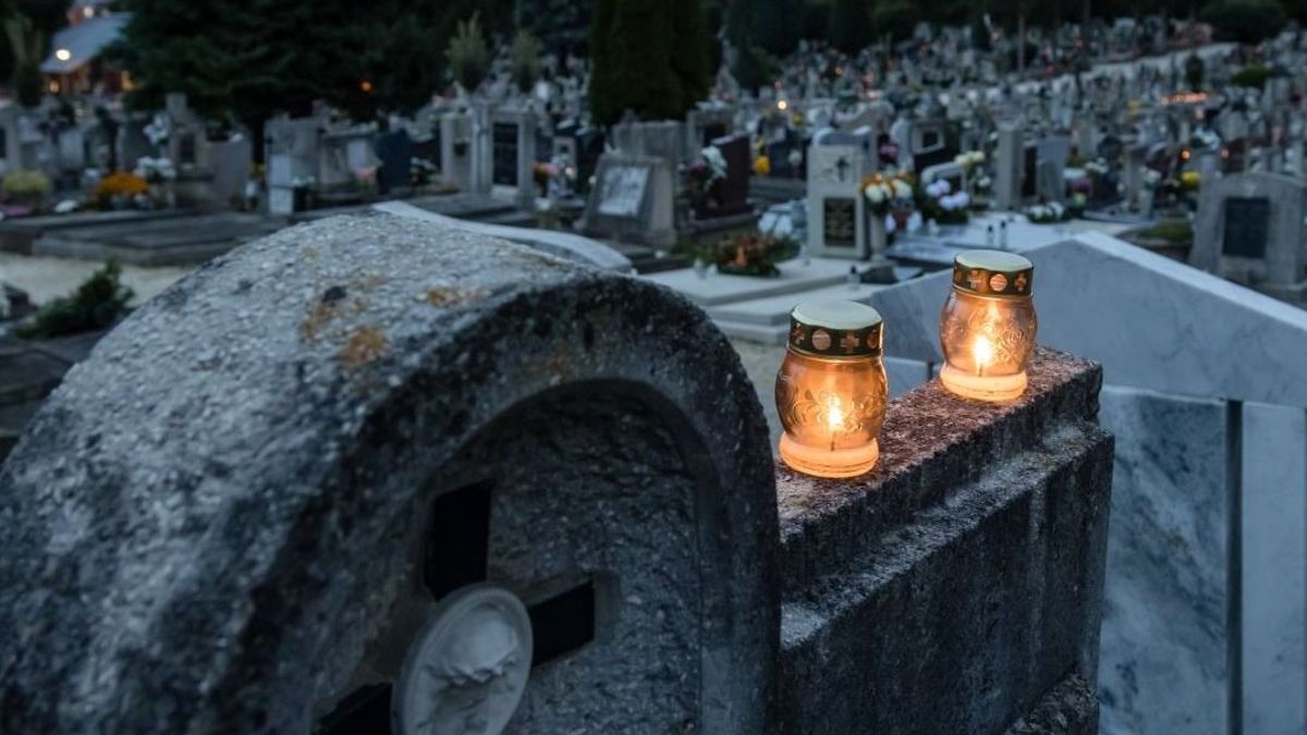 Rejtélyes sírkövet talált a kertjében egy nő, sokkot kapott tőle