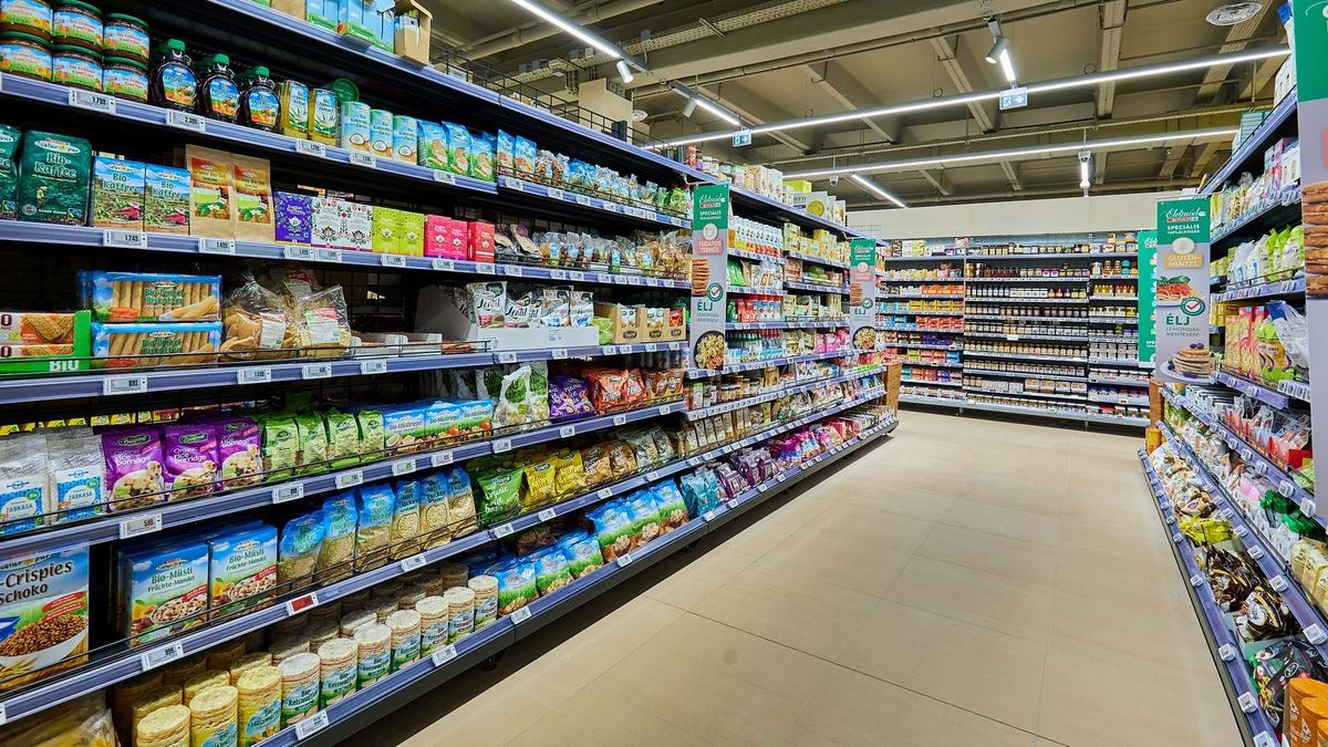Letöri több mint 400 terméke árát az egyik hazai áruházlánc