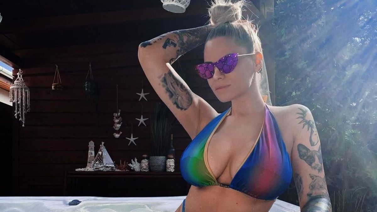 Metzker Viki tangás bikiniben mutogatta formás, kerek fenekét - kép