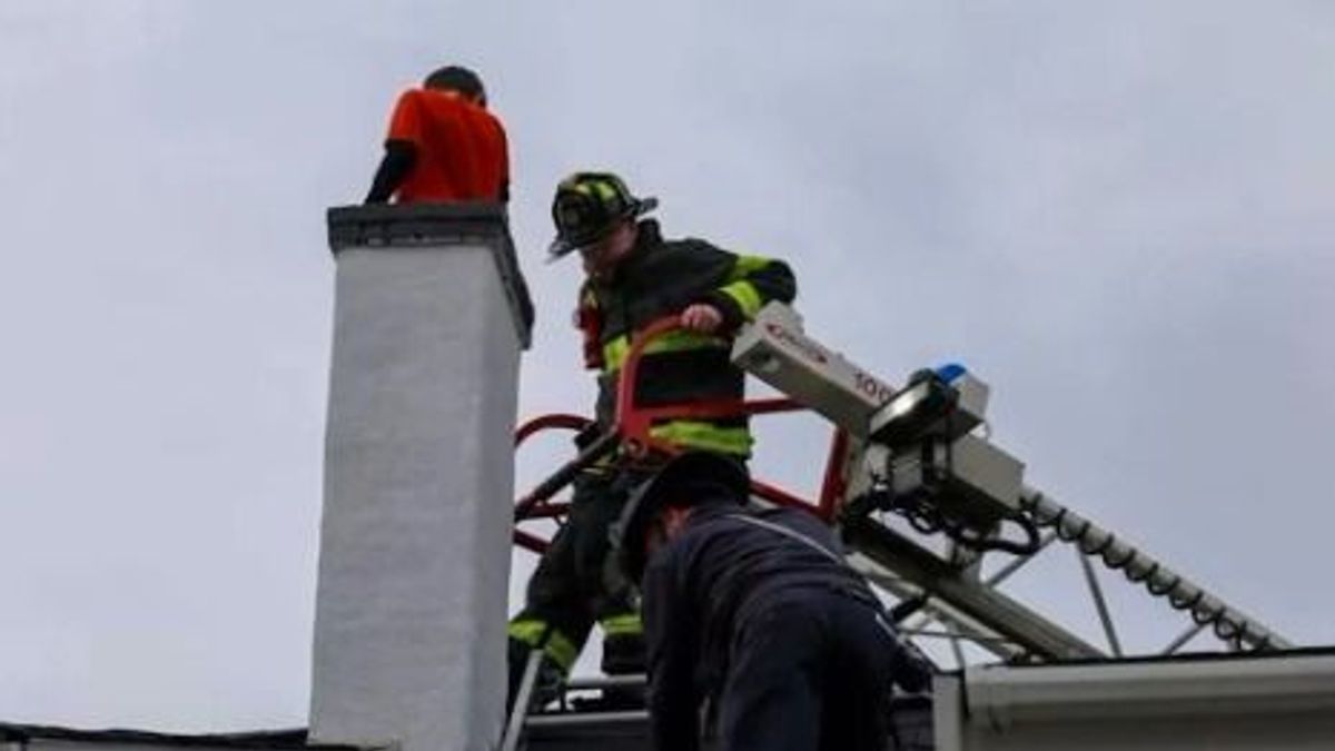 Kéménybe szorult egy gyerek, bravúros módon szabadították ki - videó