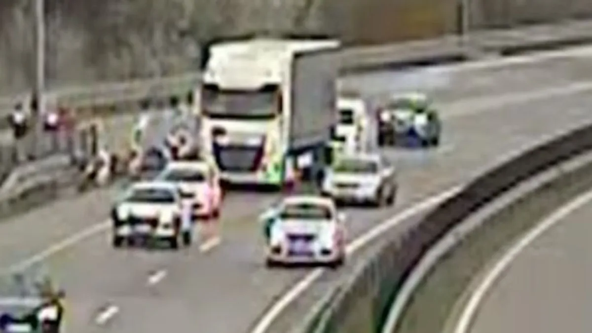 Túlment a kihajtón, az M0-s belső sávjában kezdett tolatni egy BMW-s - videó