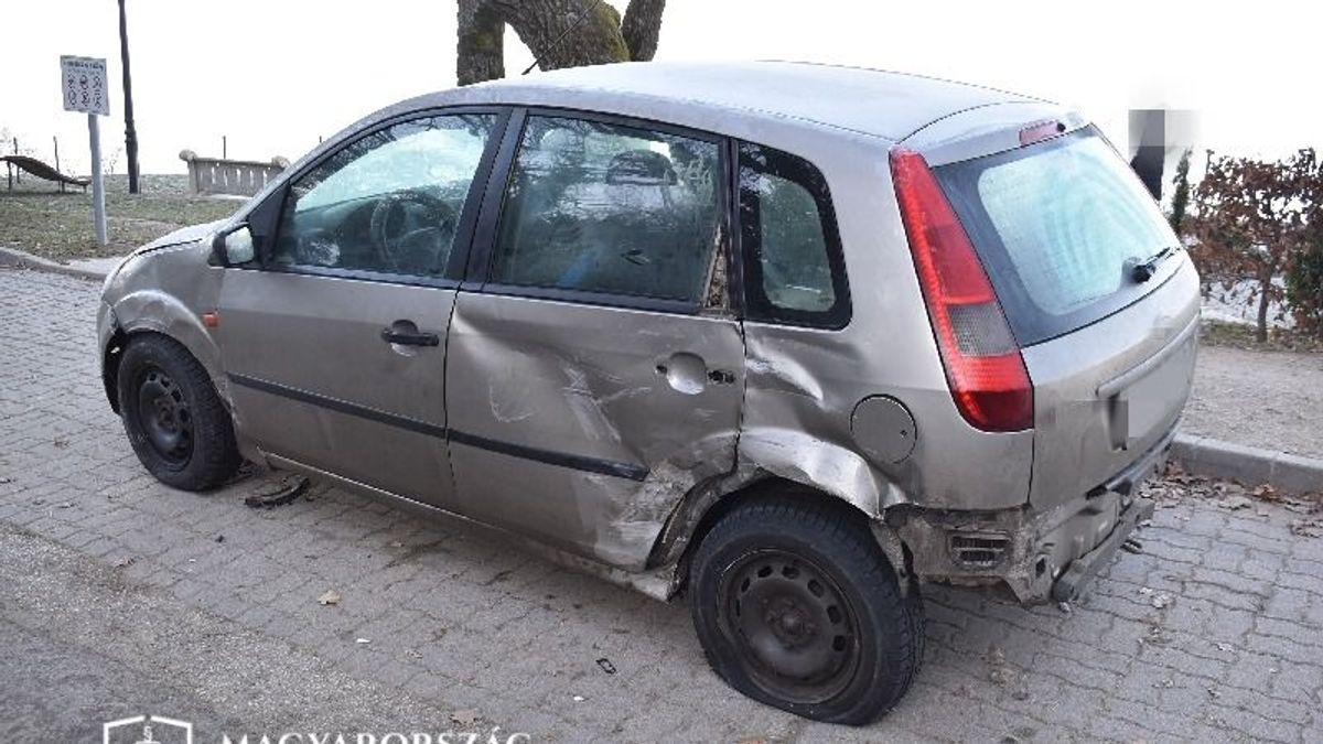 Jogsi nélkül, részegen nyúlta le ismerőse kocsiját, majd egy parkoló autónak ütközött