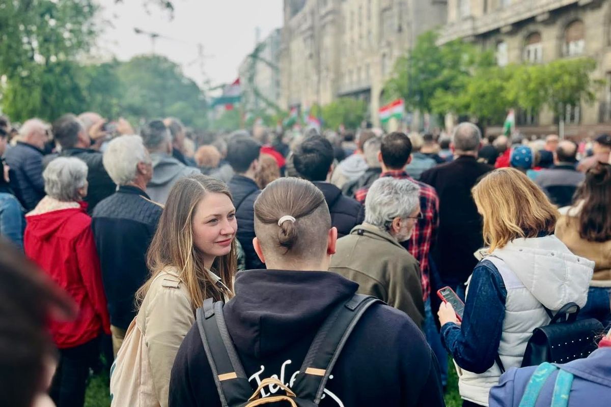 Donáth Anna, a Momentum elnöke váratlanul megjelent Magyar Péter tüntetésén