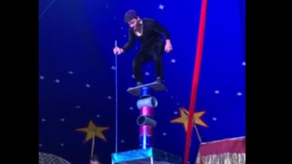 Váratlan dolog történt, amikor az akrobata elengedte a támaszát - videó