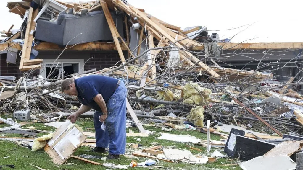 Többtucatnyi tornádó pusztított pénteken az Egyesült Államok középnyugati térségében, tornádóEgyesültÁllamok