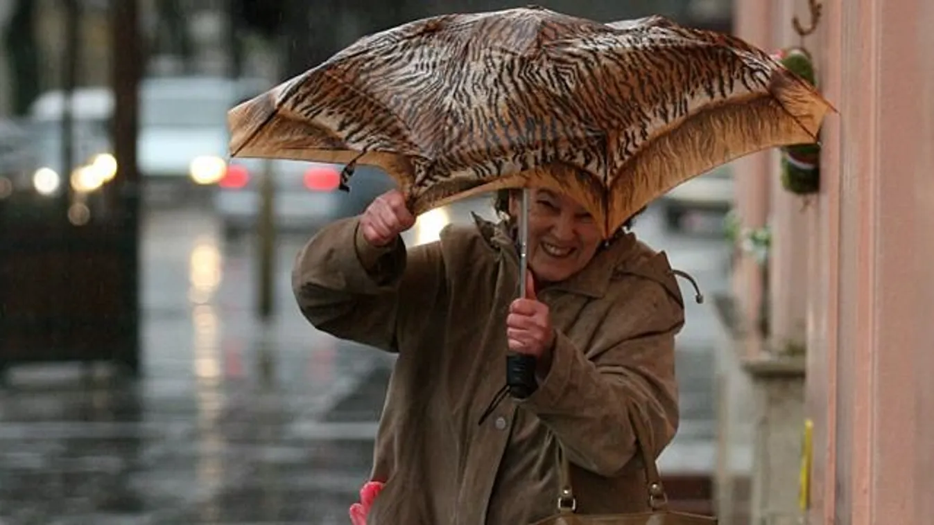 A viharos szél majdnem kiszakítja egy nő kezéből esernyőjét Nagykanizsán