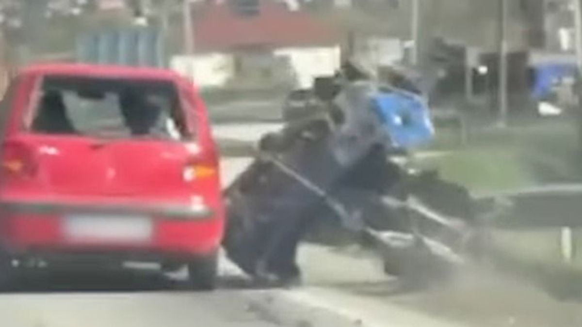 Elképesztő, hogyan szállította rakományát egy autó a 3-as úton, ilyet még a Magyar Közútnál se láttak - videó