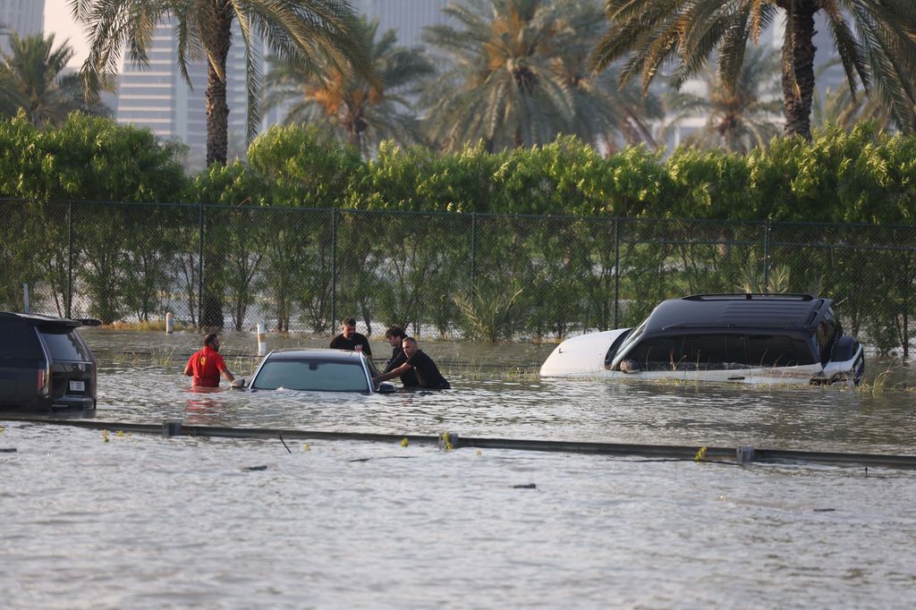  Heves esőzés, Esőzés, Dubaj, Egyesült Arab Emírségek, időjárás, katasztrófa, Omán, Halálos áldozat, 
