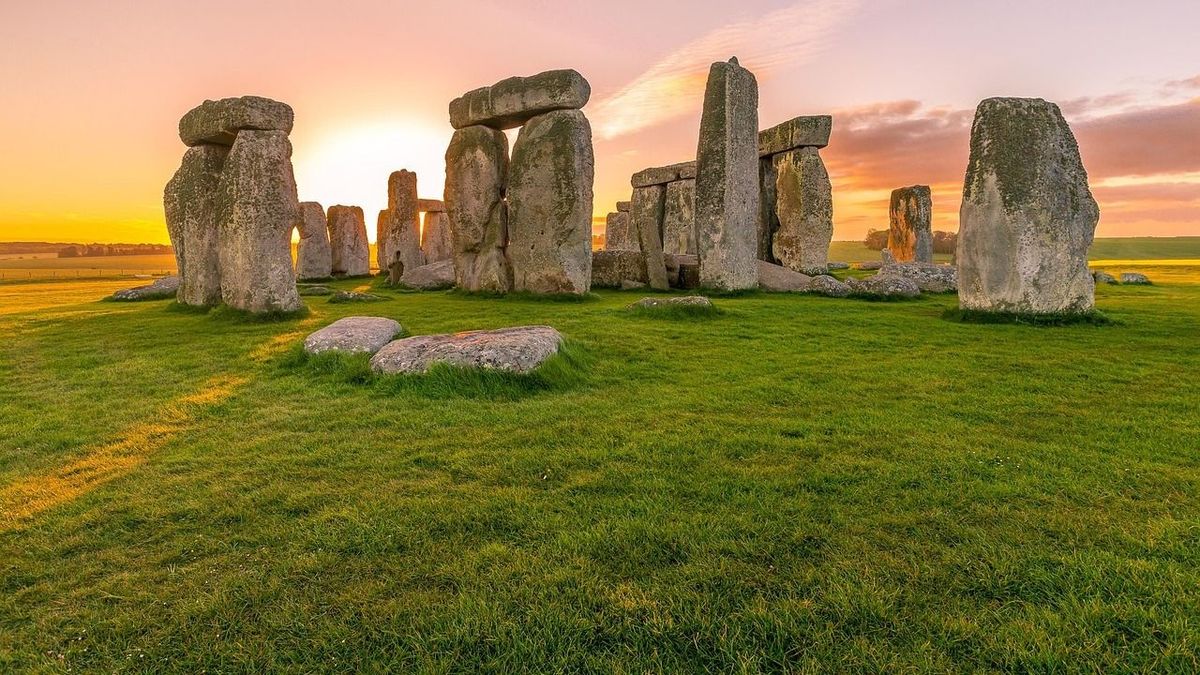 A biztonságiak üldözőbe vették a turistát, aki a Stonhenge köveit fogdosta - videó