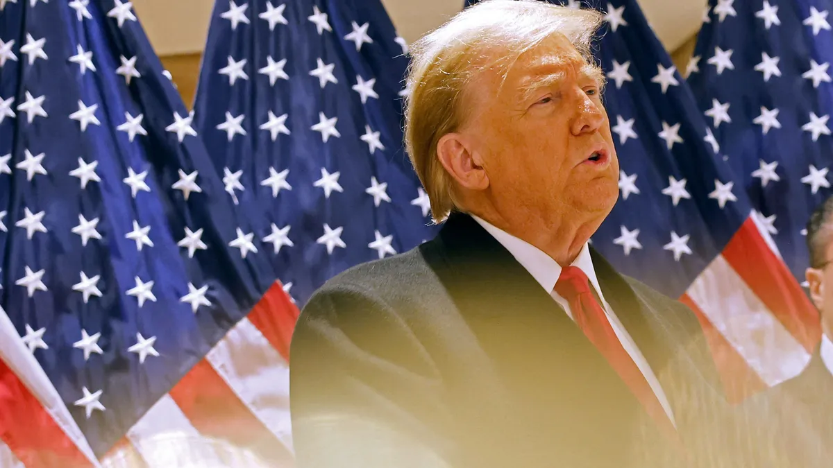Donald Trump óriási ellenszélben is magasan veri népszerűségben Joe Bident