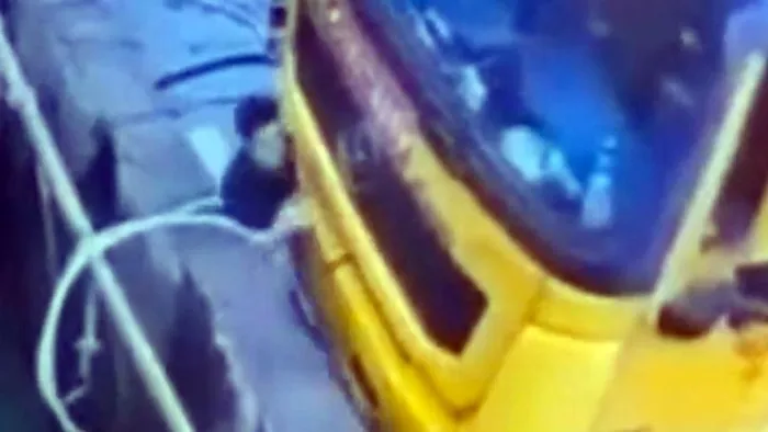 A sofőr elfelejtette a kéziféket, aztán a fal előtt megpróbálta kézzel megállítani a teherautót - videó