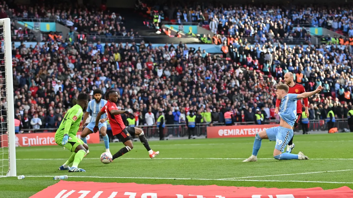A fél világ rajtuk röhög: bohócot csináltak magukból a Manchester United szurkolói