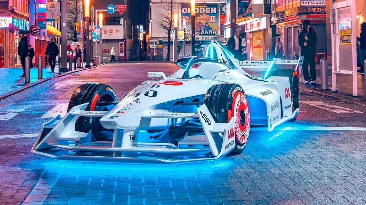 Ezeknek semmi sem szent: formula-versenyautót tuningolt a Liberty Walk