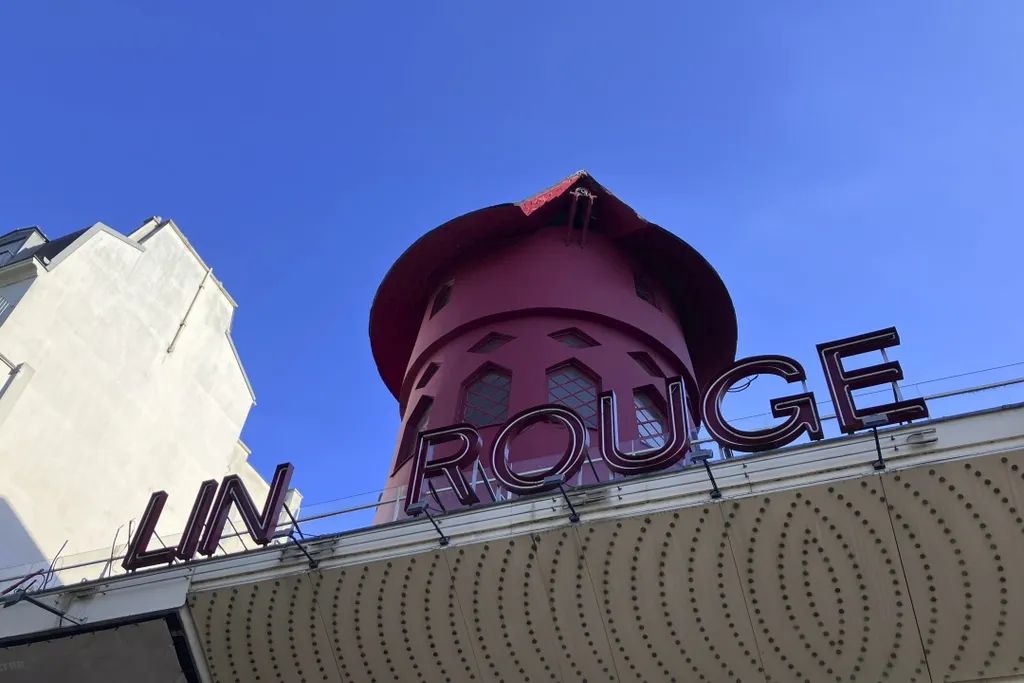 Megrongálódott a Moulin Rouge mulató Párizsban, MoulinRouge, Párizs, 2024.04.25.