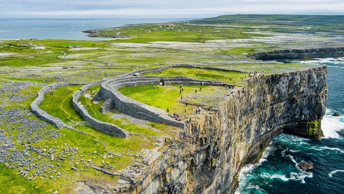 Vaskori erődök, lenyűgöző sziklák és természet alkotta vízmedence díszíti ezt az apró ír szigetet