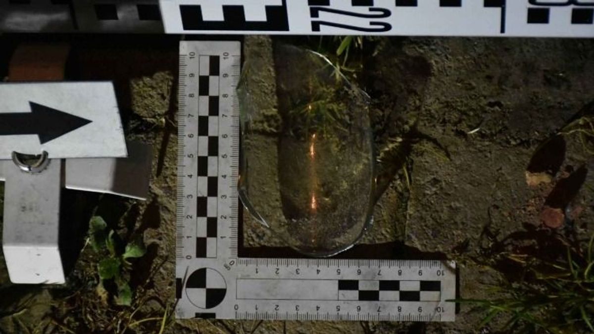 Kirabolta idős szomszédját egy nő Bátán, miután üveget tört szét a fején