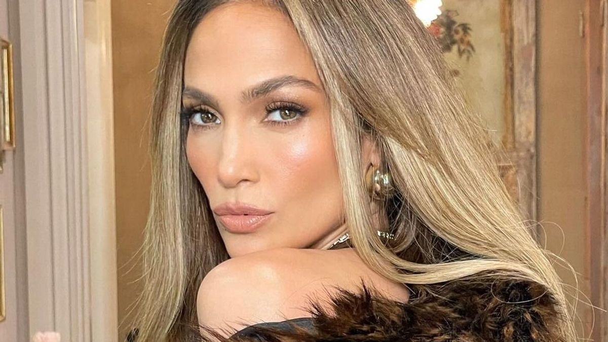 Alig takarja valami Jennifer Lopez testét: így feszülnek a mellei a szexi melltartóban