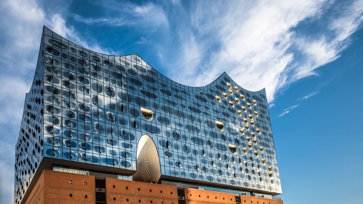 Lenyűgöző, futurisztikus hajót idéző koncertpalota a hamburgi kikötőnél
