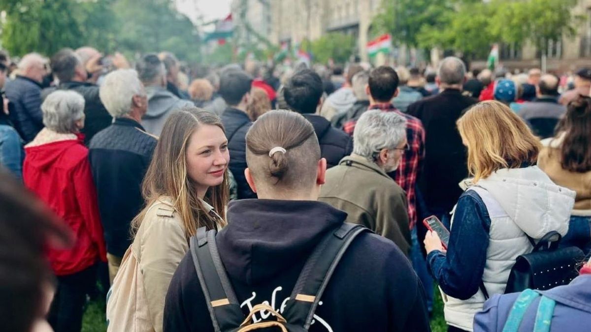 Miután kivezényelték Magyar Péter tüntetésére, Donáth Anna azzal viccelődött, hogy megkoronázták  lejtmenetben van a Momentum Magyar Nemzet