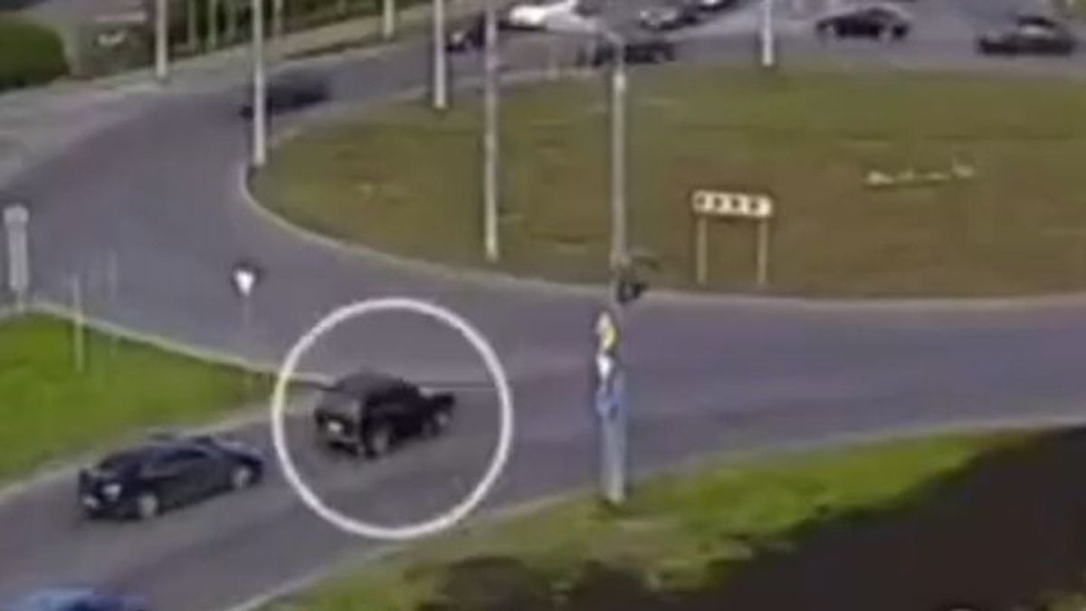 Nem akart szabályosan körbemenni a körforgalomban, elképesztő, mit művelt helyette - videó