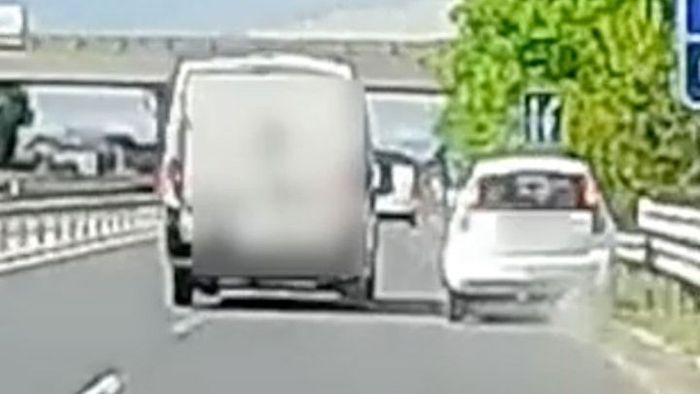 Jött a furgonos, mintha az övé lenne az egész M5-ös, a szalagkorlátra szorította a vétlen autóst - videó