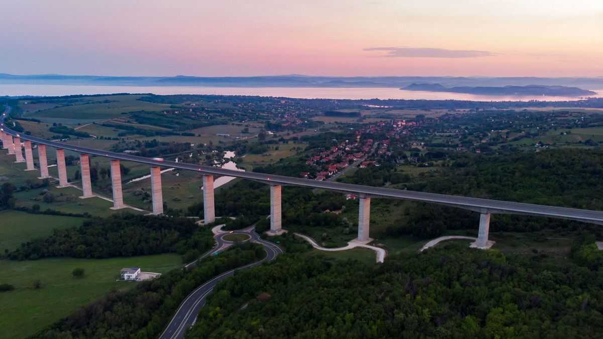 Befejeződött a Kőröshegyi völgyhíd próbaemelése