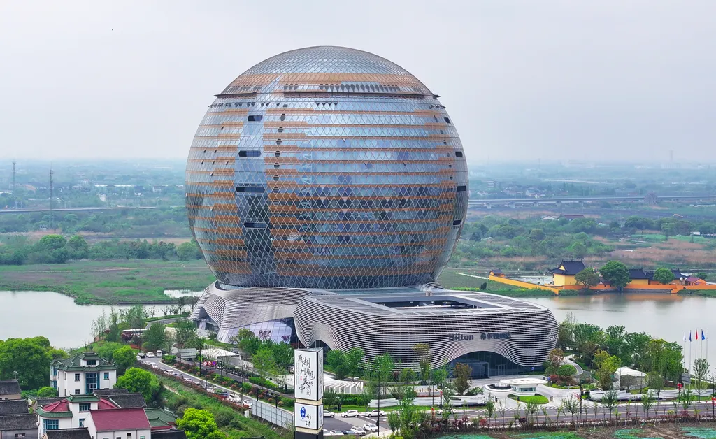 A világ egyik legnagyobb gömb alakú épülete ez a kínai hotel, Hilton Huzhou Nanxun, HiltonHuzhouNanxun