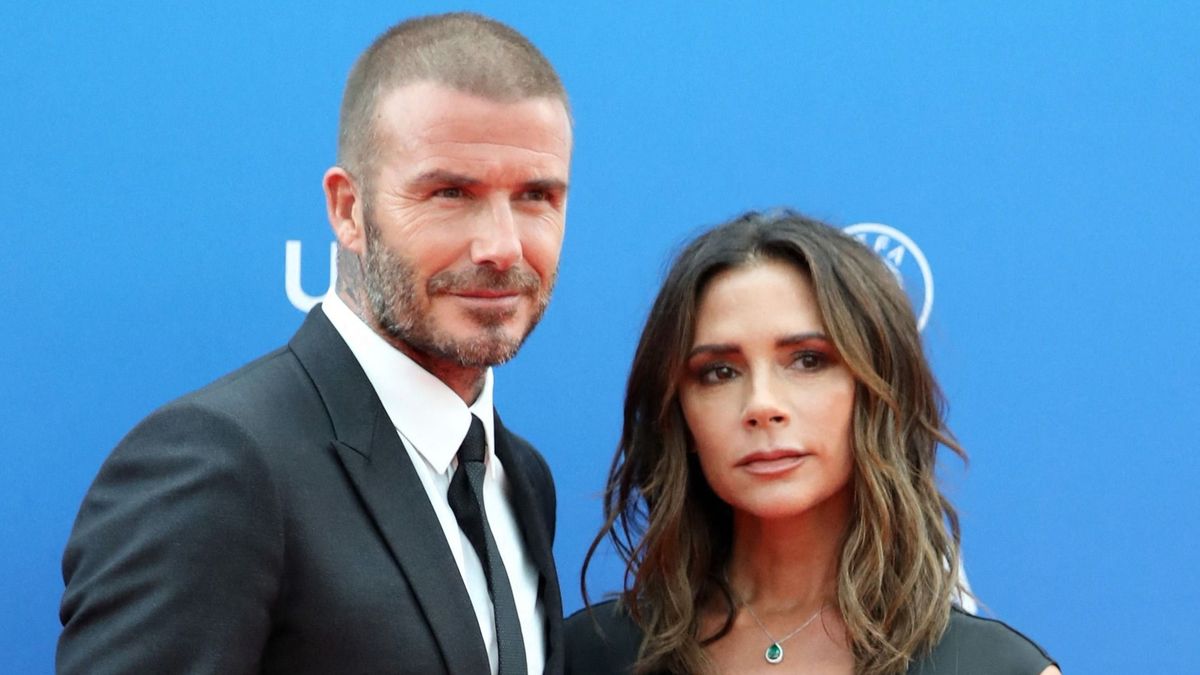 Fehérneműs és bikinis képekkel ünnepli 50. születésnapját Victoria Beckham