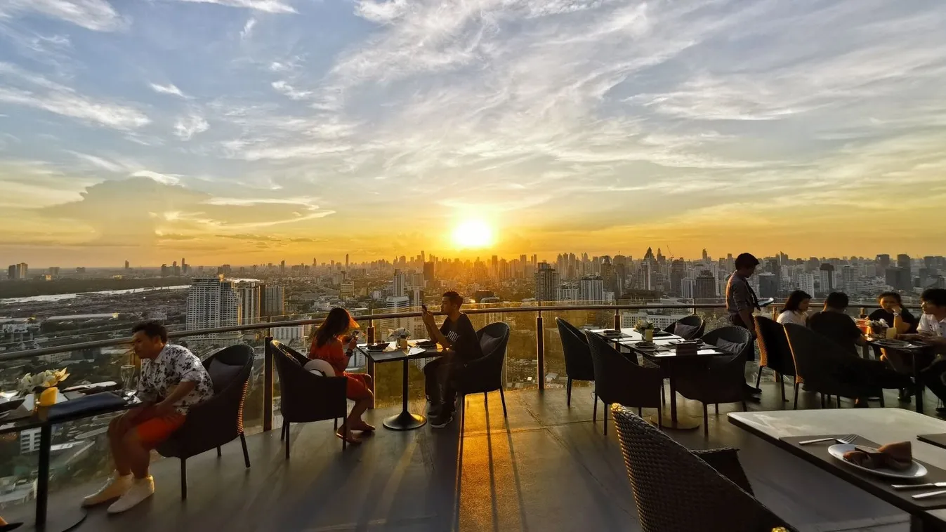 People,Came,To,Dinner,With,Sunset,View,From,46th,Floor