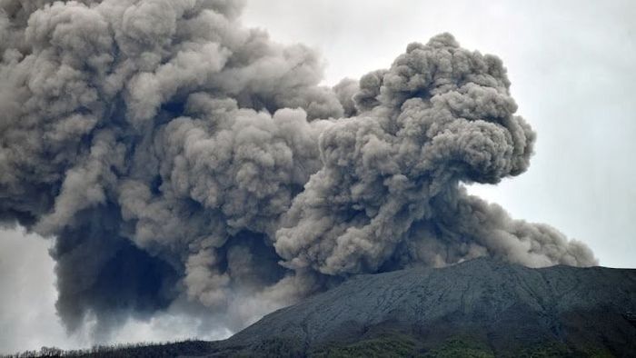 Óriási a baj, egy teljes szigetet kiürítenek egy vulkán miatt Indonéziában - videó