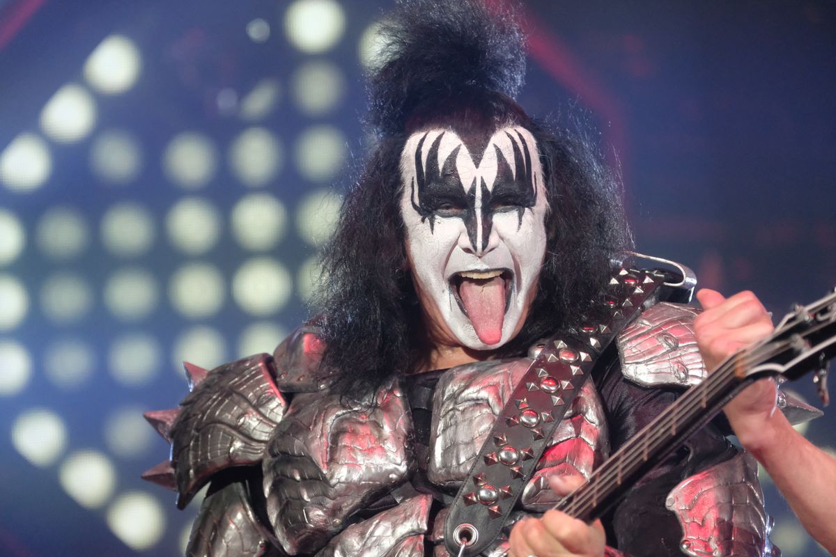 Tour kick-off of the band "Kiss" A magyar származású Gene Simmons, a Kiss zenekar tagja, az ikonikussá vált nyelvöltési gesztust mutatja be egy 2019-es fellépésükön