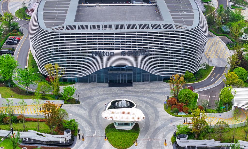 A világ egyik legnagyobb gömb alakú épülete ez a kínai hotel, Hilton Huzhou Nanxun, HiltonHuzhouNanxun