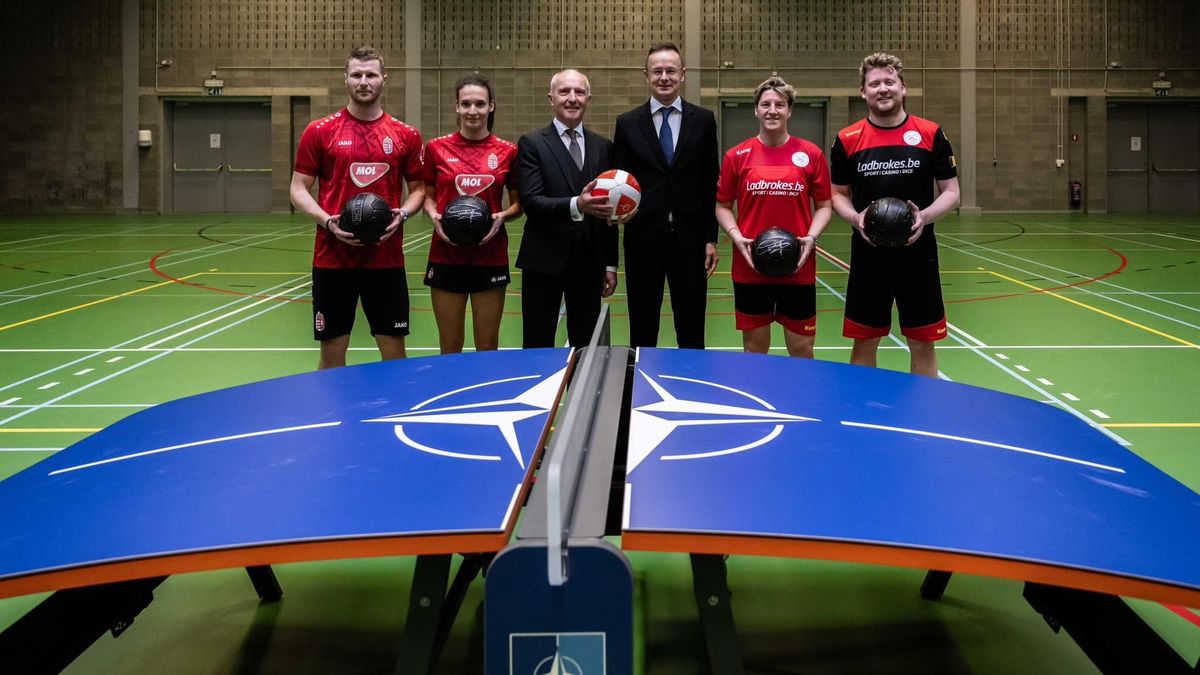 Szijjártó Péter ajándékot vitt Brüsszelbe