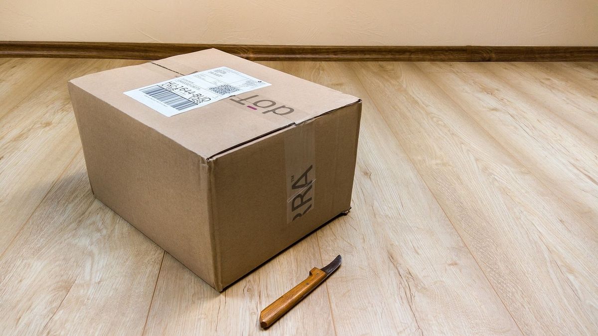 Több százezer forintot sikkasztott el egy kaposvári csomagfutár