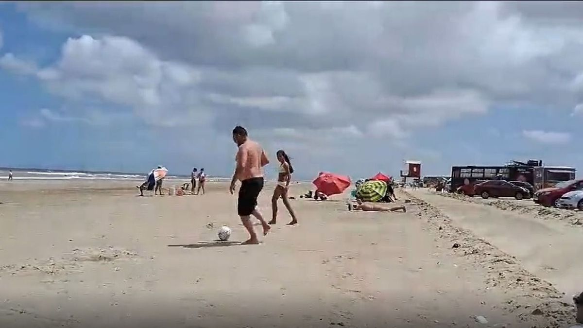 Passzolni akarta a labdát a férfi a strandon, aztán váratlan dolog történt - videó